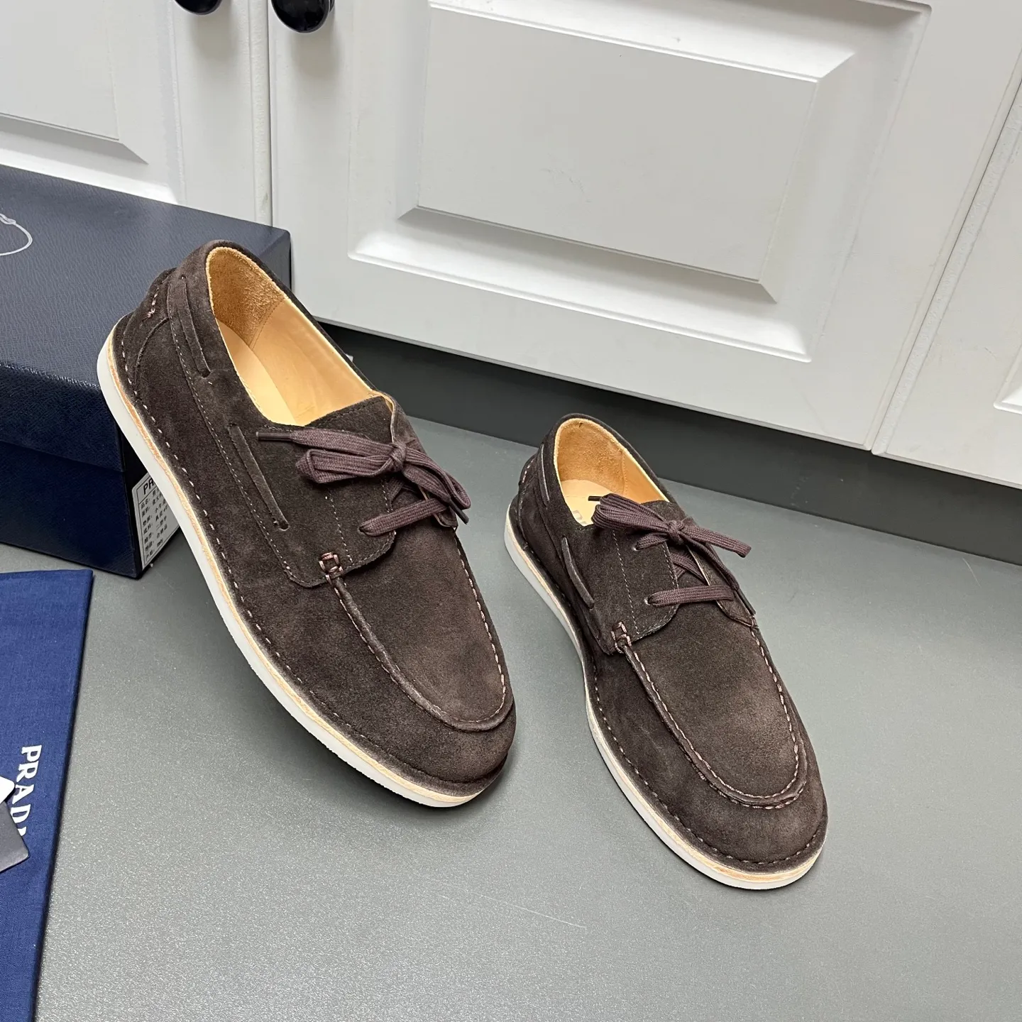 💰840 Prada men's new lace-up leather loafers. Made of flocked two-layer cow leather, these shoes combine classic design with handmade details, blending sophistication with casual comfort. Designed in a lace-up style, with open-stitched seams on the skirt, 1.5cm white rubber soles with leather welts, dyed calfskin lining, and silver-labeled cowhide feet, the style is simple and elegant. C leather shoe size: 39/40/41/42/43/44 coffee color original box packaging + dust bag